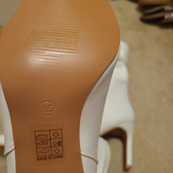 BRAND NEW!! White boots - Picture 6 of 7